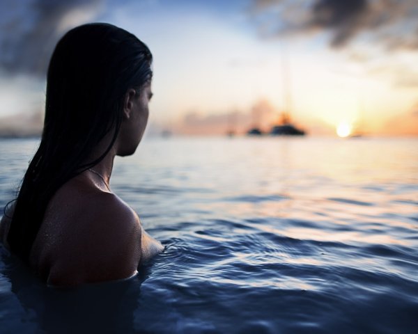 Девушка выходит из воды