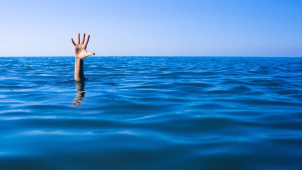 Человек утопающий в воде