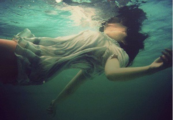 Человек утопающий в воде