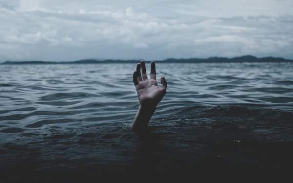 Тонущий человек