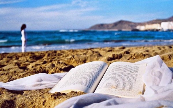 Фотография книги на фоне моря