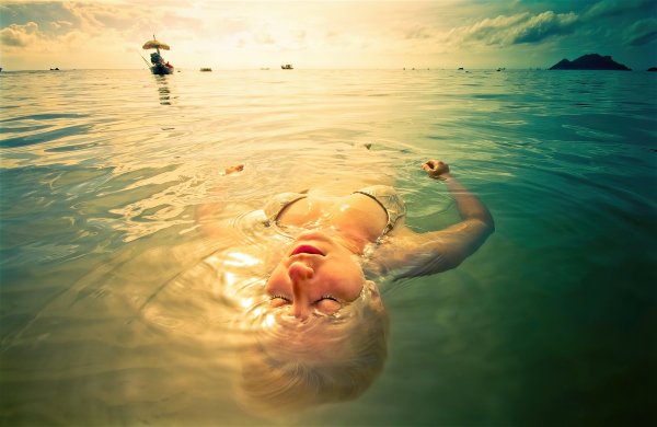 Девушка плавает