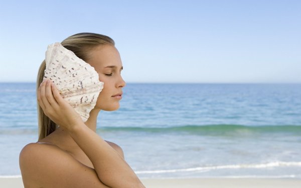 Девушка плывет в море