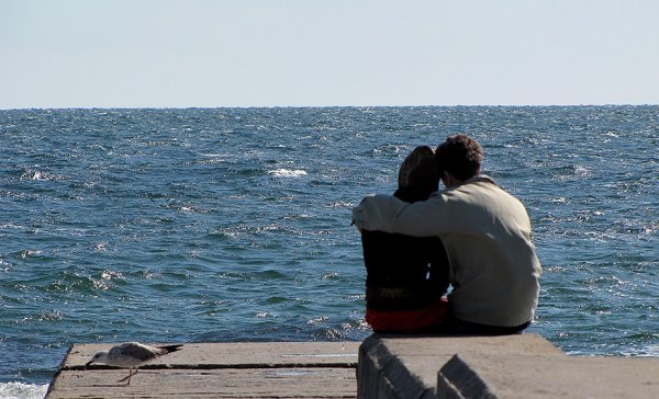 Парень с девушкой на море