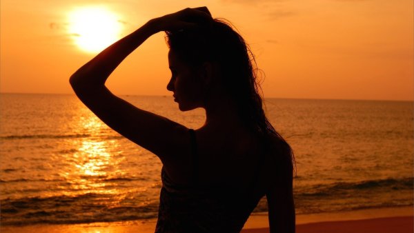 Девушка на фоне моря