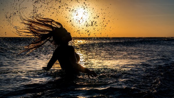 Девушка на закате у моря