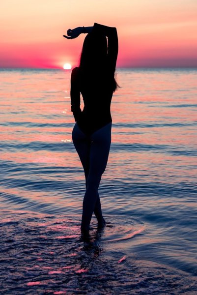 Девушка на закате