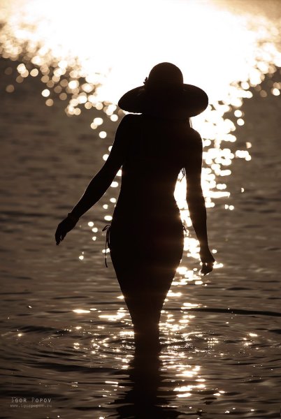 Силуэт на берегу моря