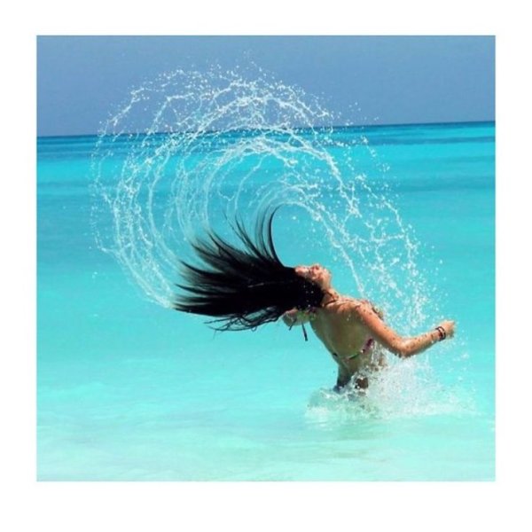 Блондинка на море