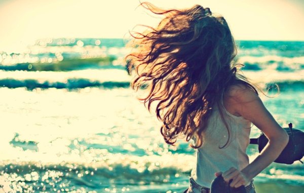 Девушка с красными волосами