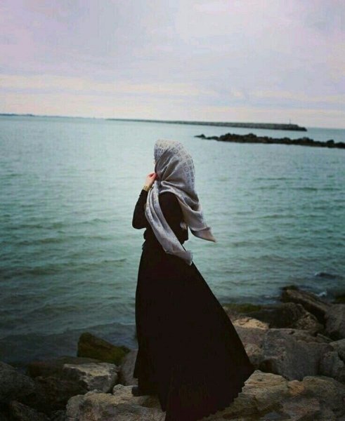 Девушка в хиджабе со спины