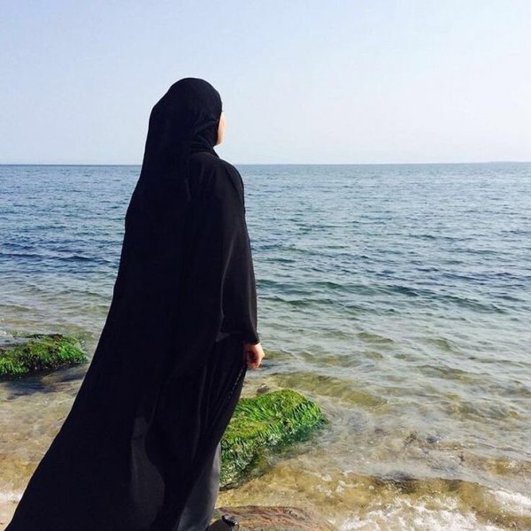 Девушка в хиджабе со спины