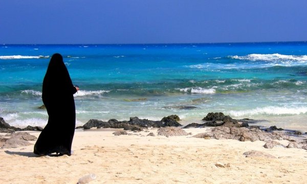 Девушка в хиджабе на берегу моря
