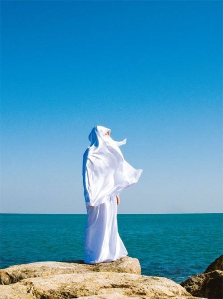 Девушка в хиджабе у моря