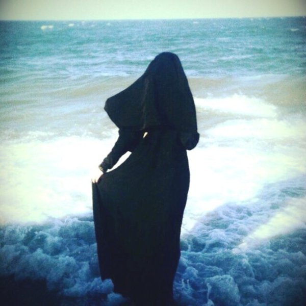 Девушка в хиджабе на природе