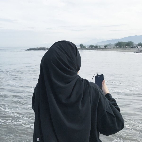 Девушка в хиджабе у моря