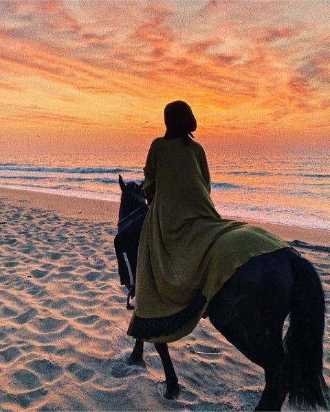 Светловолосая девушка в хиджабе