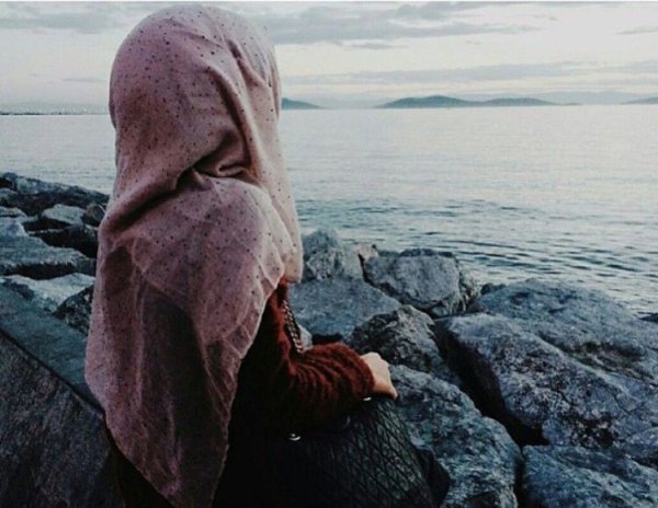 Девушка в хиджабе у моря