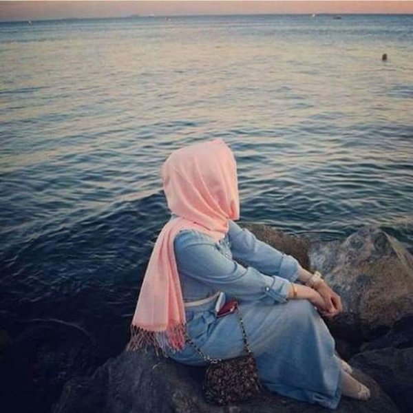 Девушка в никабе у моря