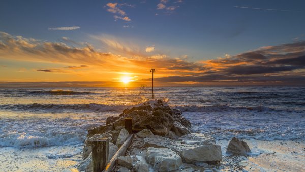 Рассвет на побережье моря