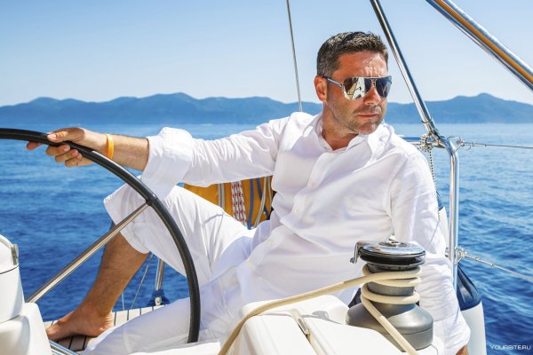 Мужчина на яхте