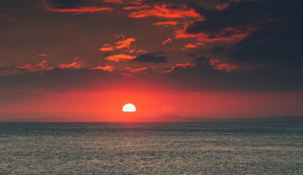 Красный закат на море