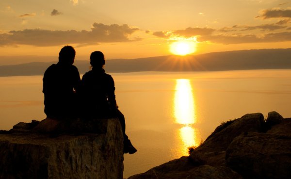 Двое на горе закат