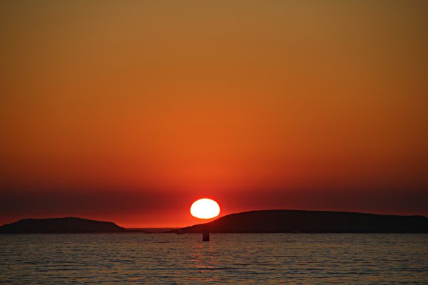 Солнце садится над морем