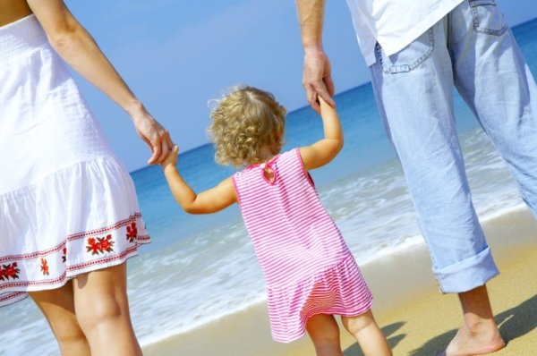 Семья с дочкой на море