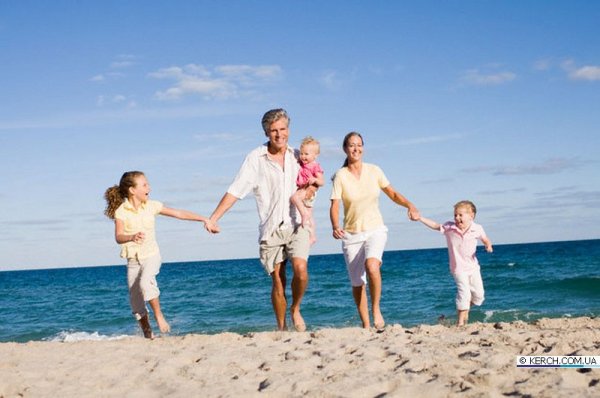 Счастливая здоровая семья на море