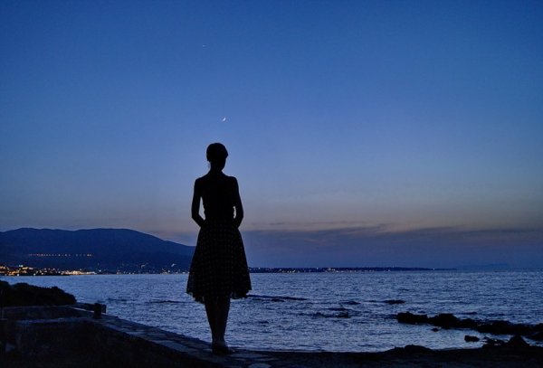 Одинокая женщина у моря