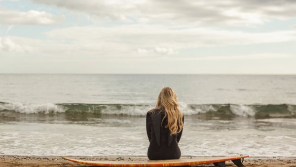 Одинокая блондинка