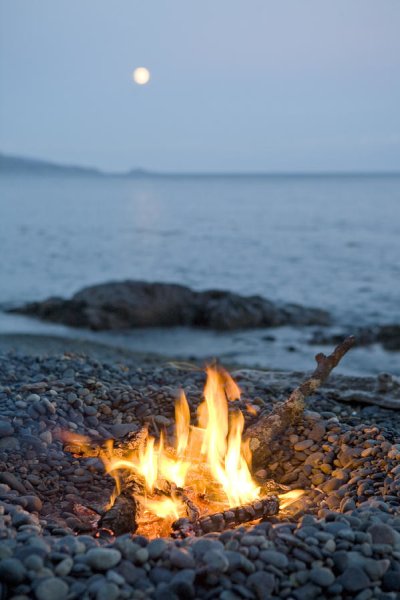Костер на берегу моря