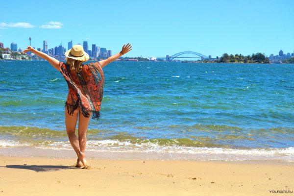 Лежит на пляже