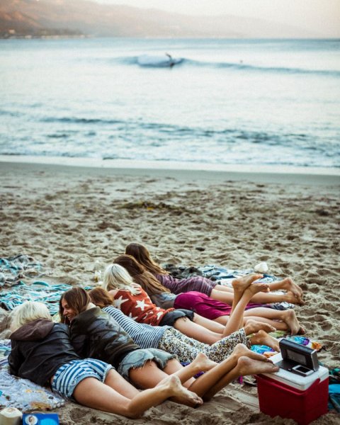 Женщины отдыхают на море