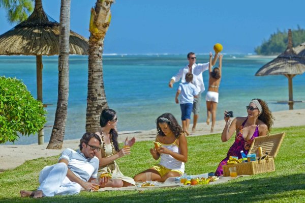 Отдыхающие на пляже люди