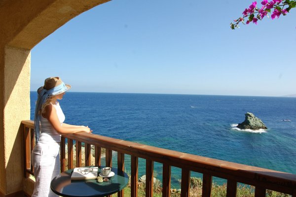 Девушка с видом на море