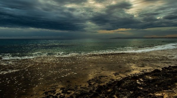 Пасмурно осень море