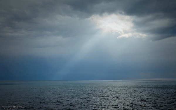 Пасмурное небо над морем