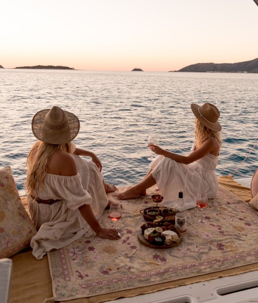 Подруги на берегу моря