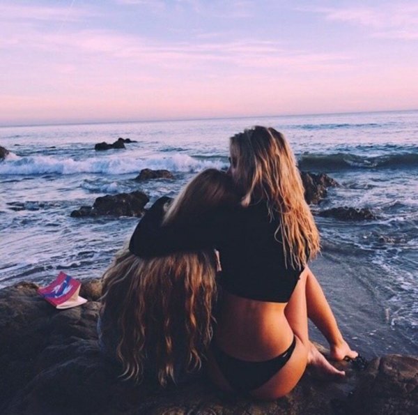 Две девушки на море