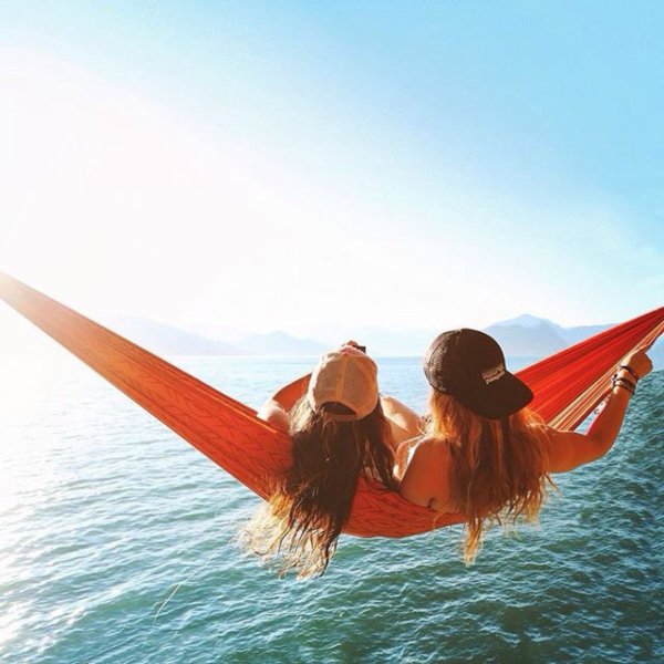 Две лучшие подруги на море