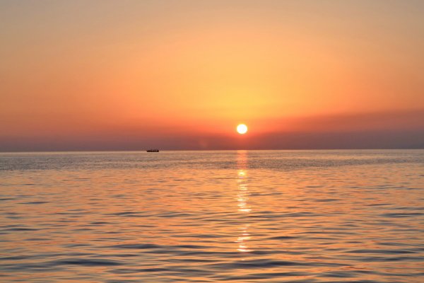 Рассвет в открытом море
