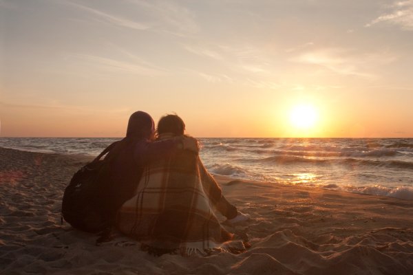 Пара на берегу моря