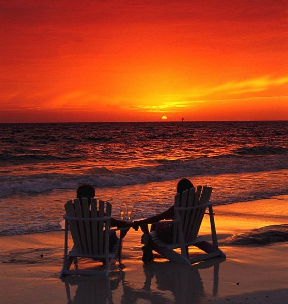 Влюбленная пара на море