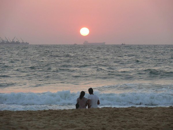 Пара на берегу моря