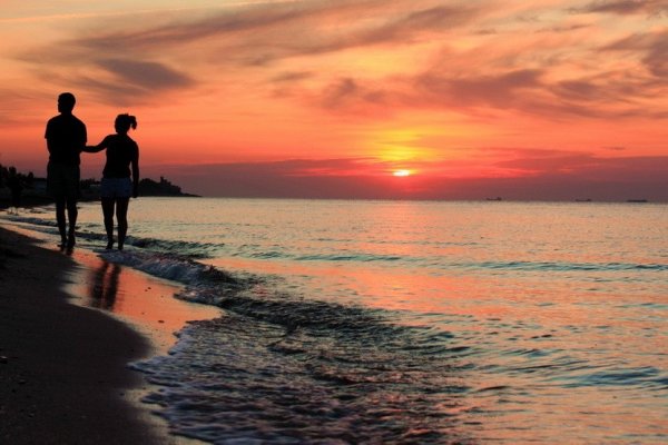 Двое на закате у моря
