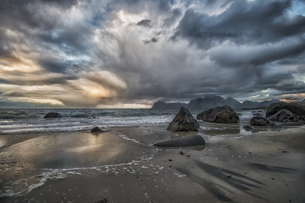 Пасмурный берег моря