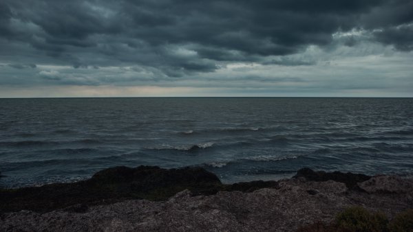 Пасмурный пляж