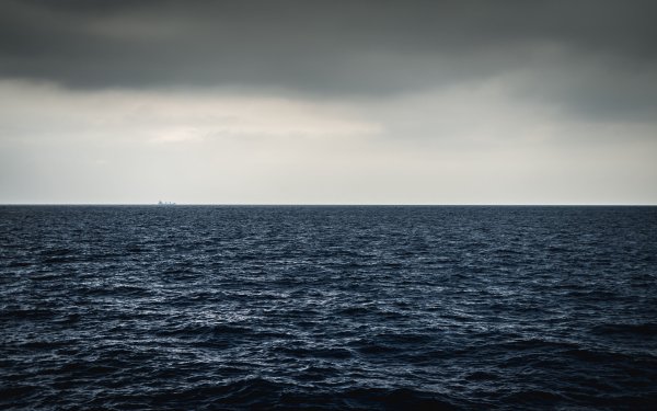 Пасмурное небо и море